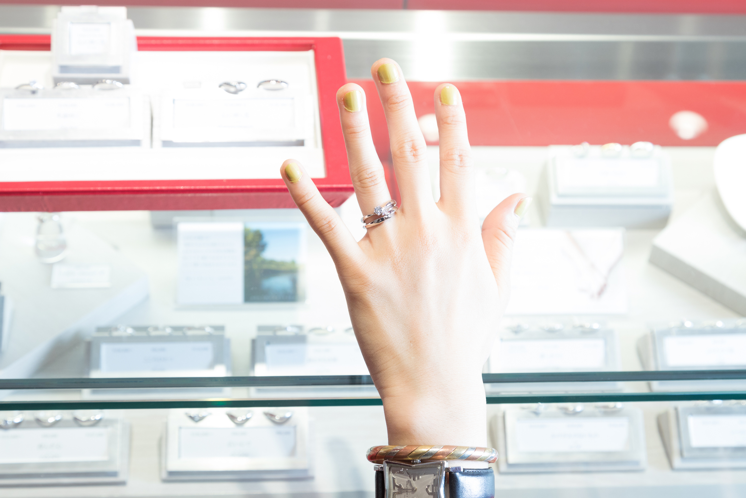 梶様試着風景 Hananomegami ゆびわ言葉®: 心に咲く花