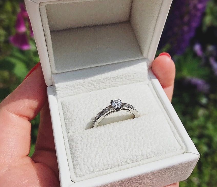 AFFLUXのリングケースと婚約指輪