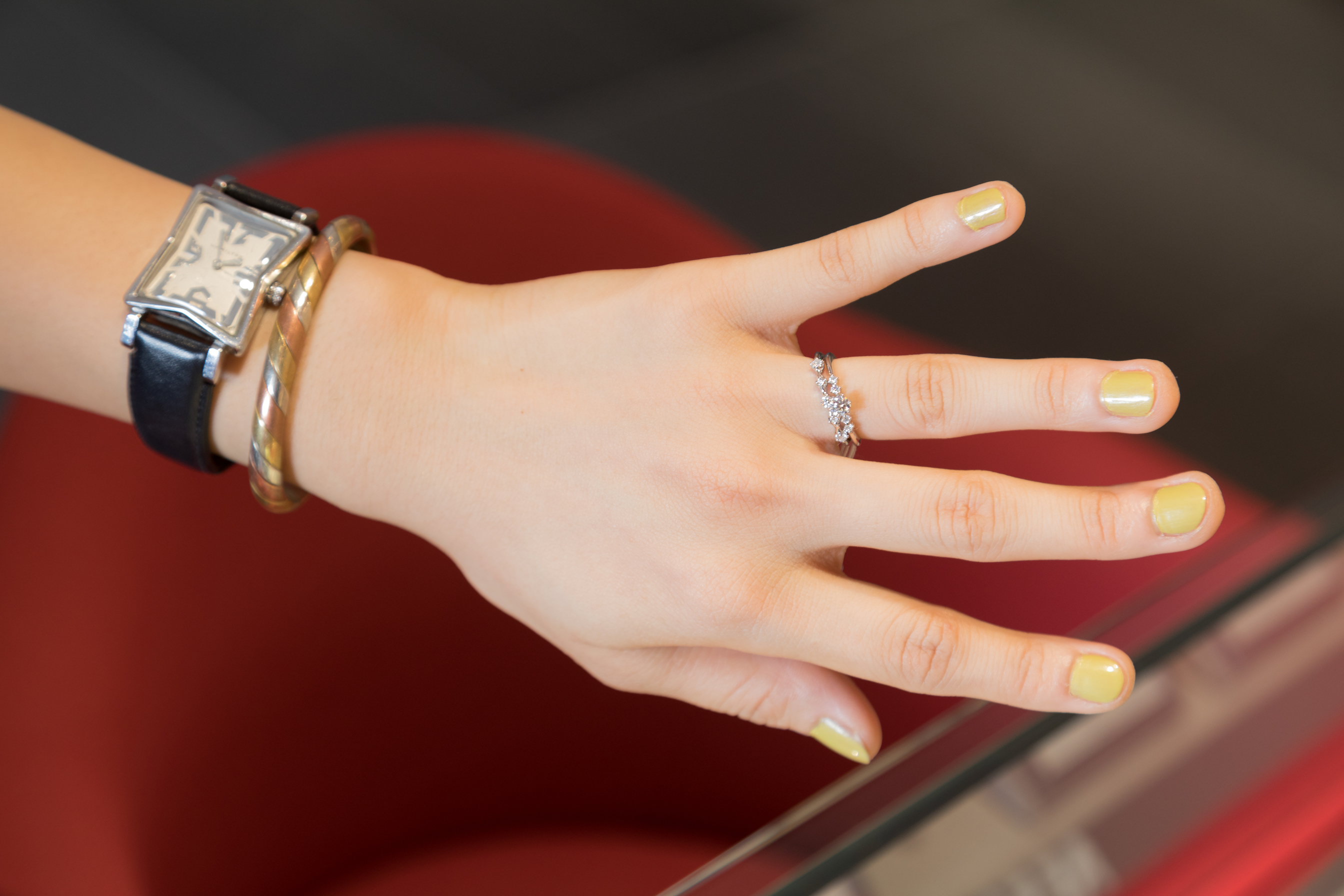 梶様 指輪試着風景（LAY ゆびわ言葉 ®: 輝く未来）