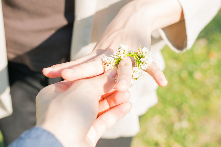男性が女性に指輪を着ける