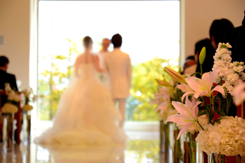 結婚式に臨むおふたり