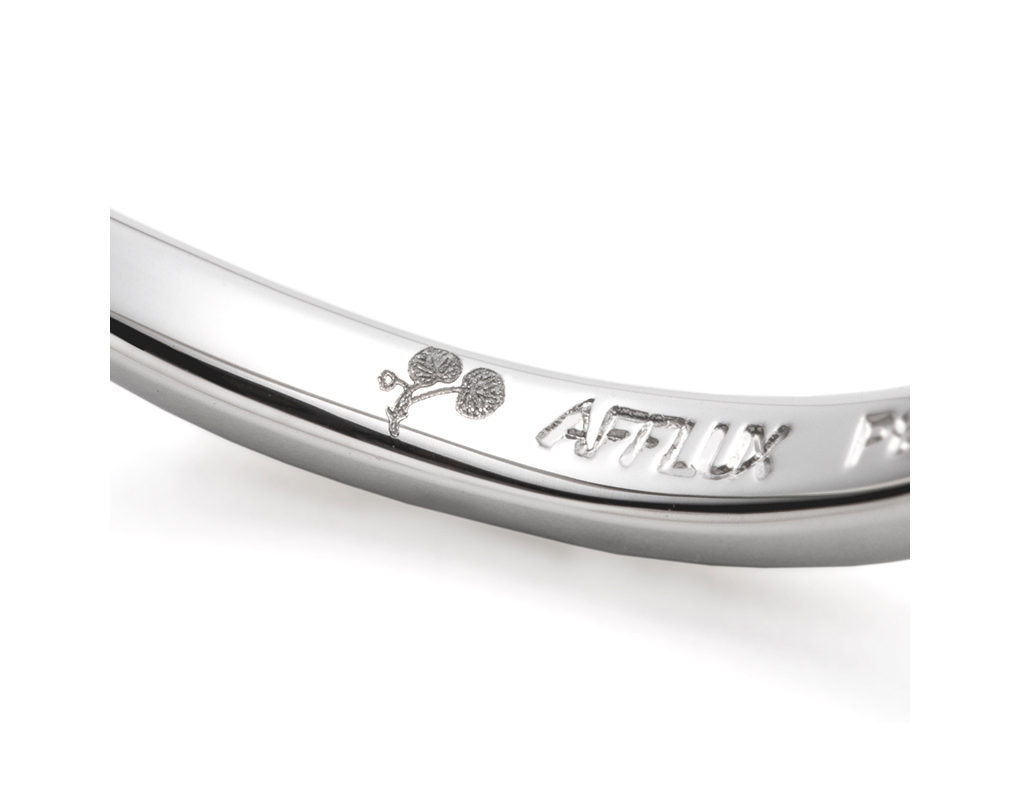 「IKAZUCHI ゆびわ言葉 ®: 賀茂の守護神」の内側に彫られた双葉葵のご神紋