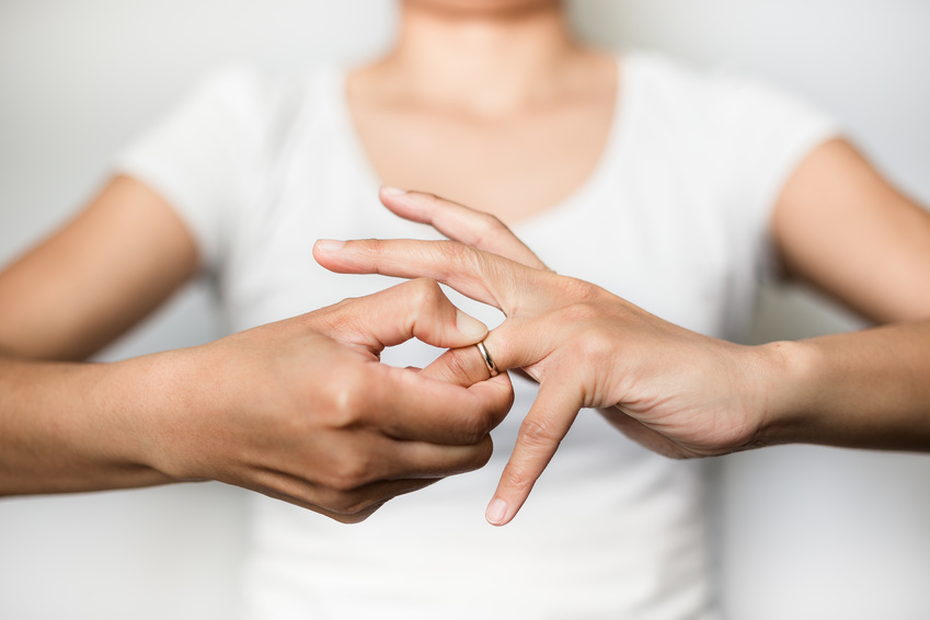 結婚指輪が抜けない女性