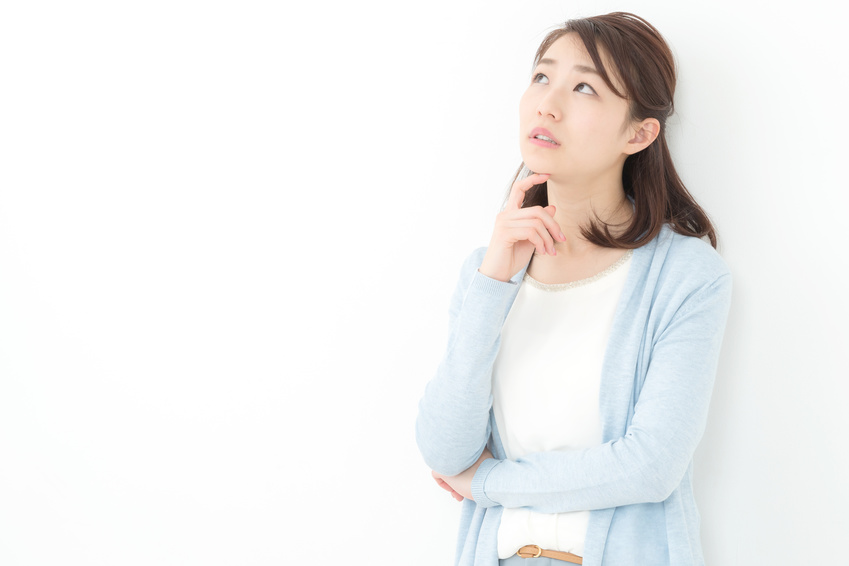 悩む若い女性