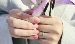 結婚指輪をつける女性